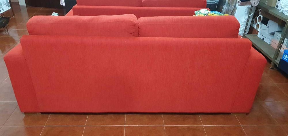 Conjunto de Sofás Vermelhos – 2 e 3 Lugares (Feitos por Medida)