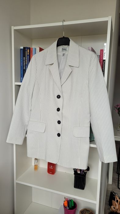 Marynarka biała w czarne paski zapinana na czarne guziki kieszenie