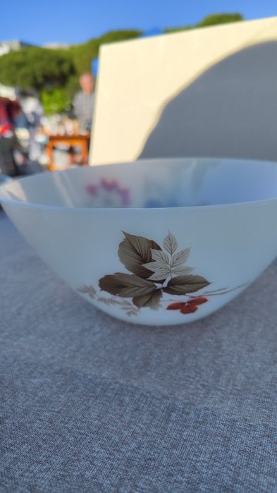 Taça com flores vermelhas