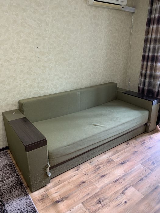 Продаю диван темно-зеленый