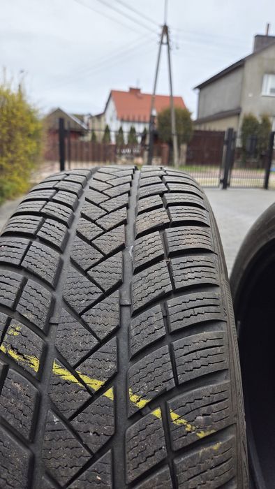 Opony zimowe 19" Vredestein 215/50/19