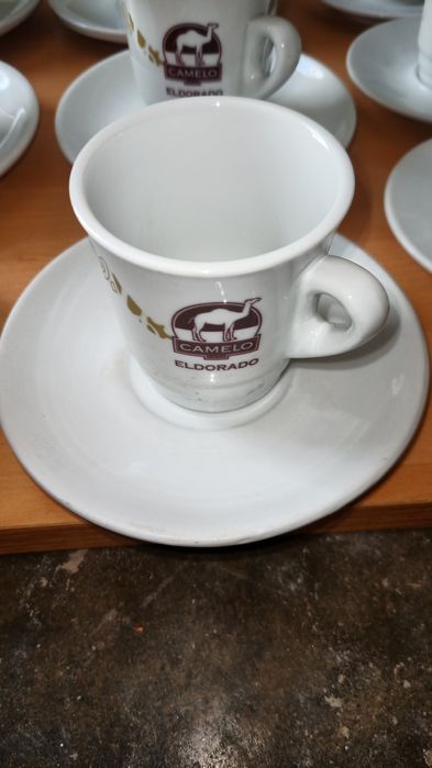 Chávenas  Meia de leite  Camelo e  Nannini.