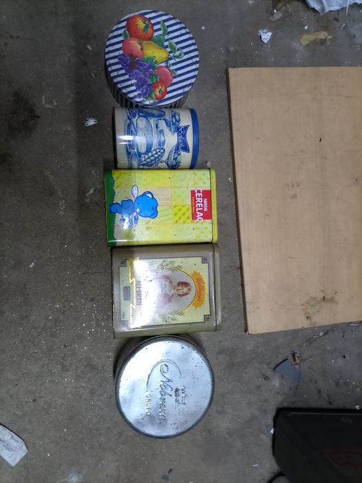 Conjunto de latas antigas