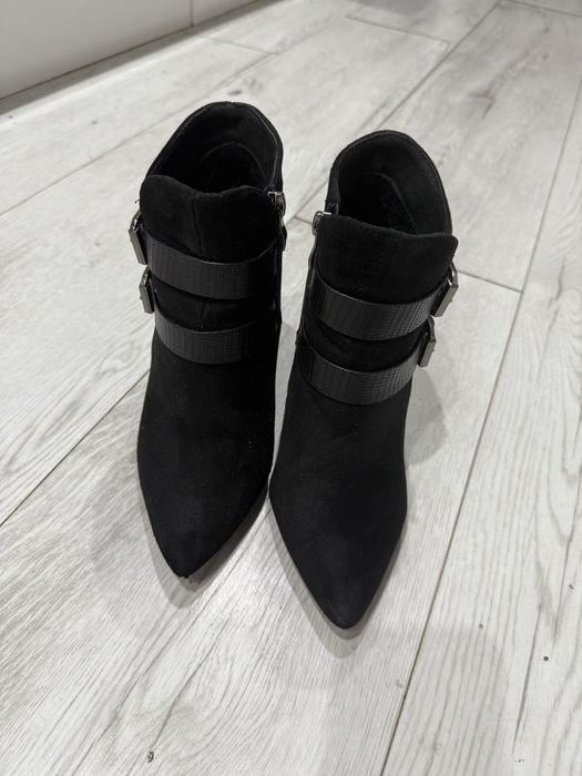 Czarne botki na obcasie klamry Vices 37