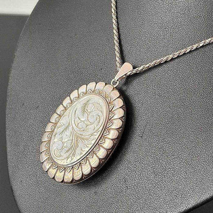 Srebrny medalion (sekretnik) wykonany ze srebra próby 925