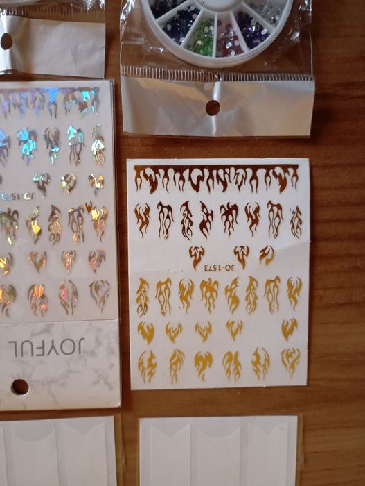 Стрази і наклейки для манікюру