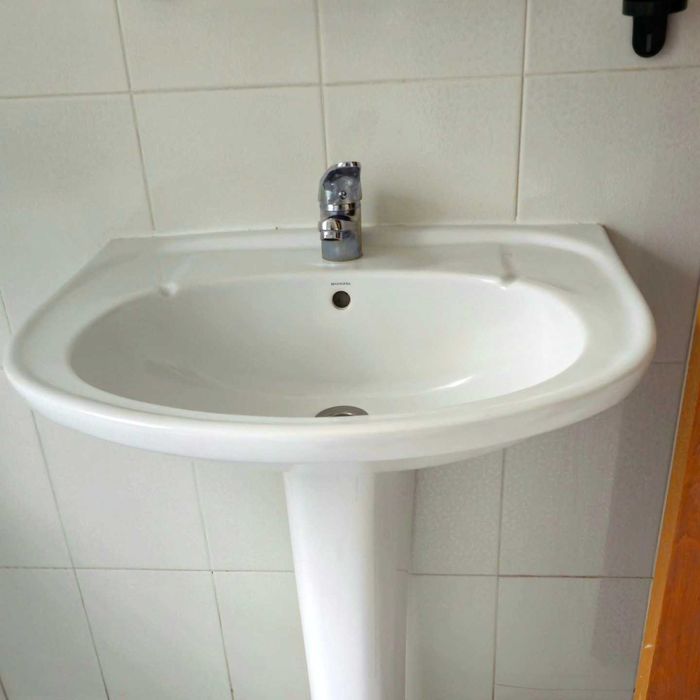 Mobiliário e Loiças Sanitária de Hotel Remodelado