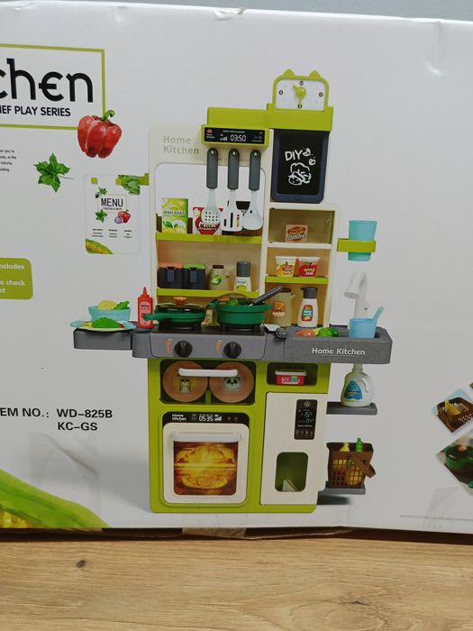 Zielona kuchnia aneks kuchenny z funkcją światła