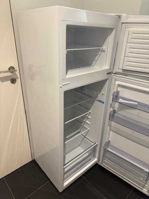Refrigerator Congelador Alto Indesit Volume 212 L