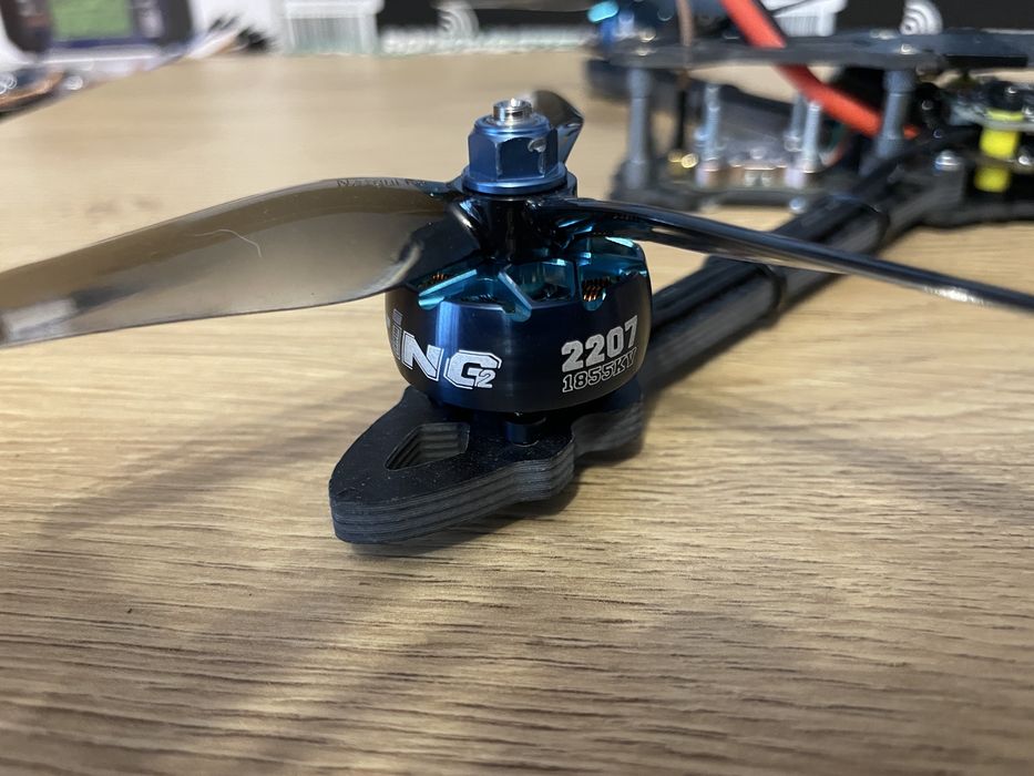 Dron fpv z aparatura