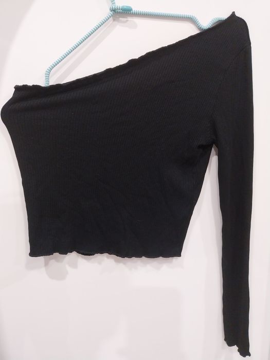 Crop top z odkrytym jednym rękawem bez wad