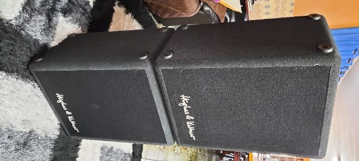 Hughes & Kettner (240W/Max cada - 120W RMS cada) Colunas de Som