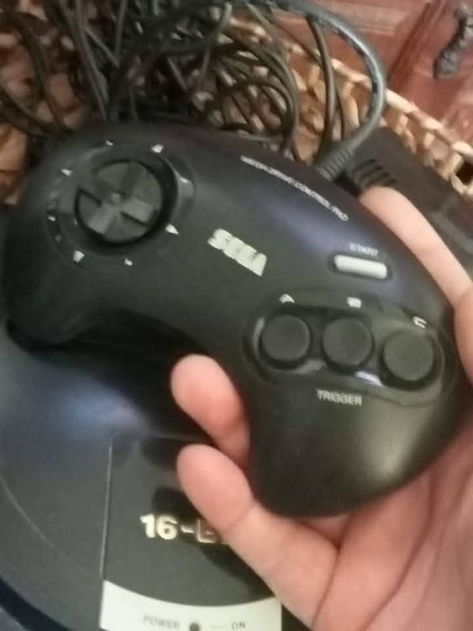 Consola Sega Mega Drive com um comando