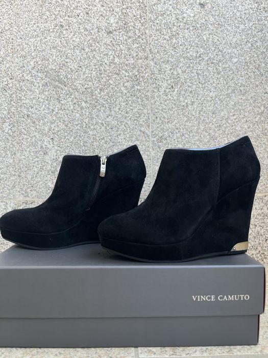 Botins Vince Camuto 38 pretos salto alto cunha elegantes com caixa