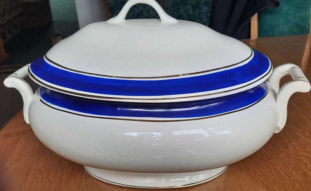 Тарілки фаянсові, супниця- Буди