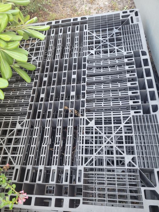 4 Paletes de plástico