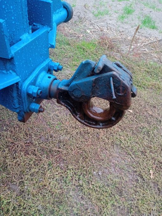 Навантажувач на задню навіску.