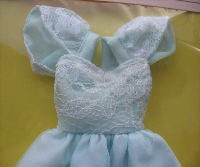 Vestido artesanal para bonecas Barbie