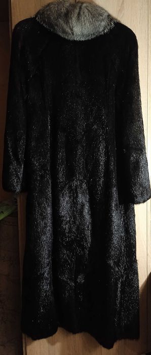 Шуба з нутрії, комір песець