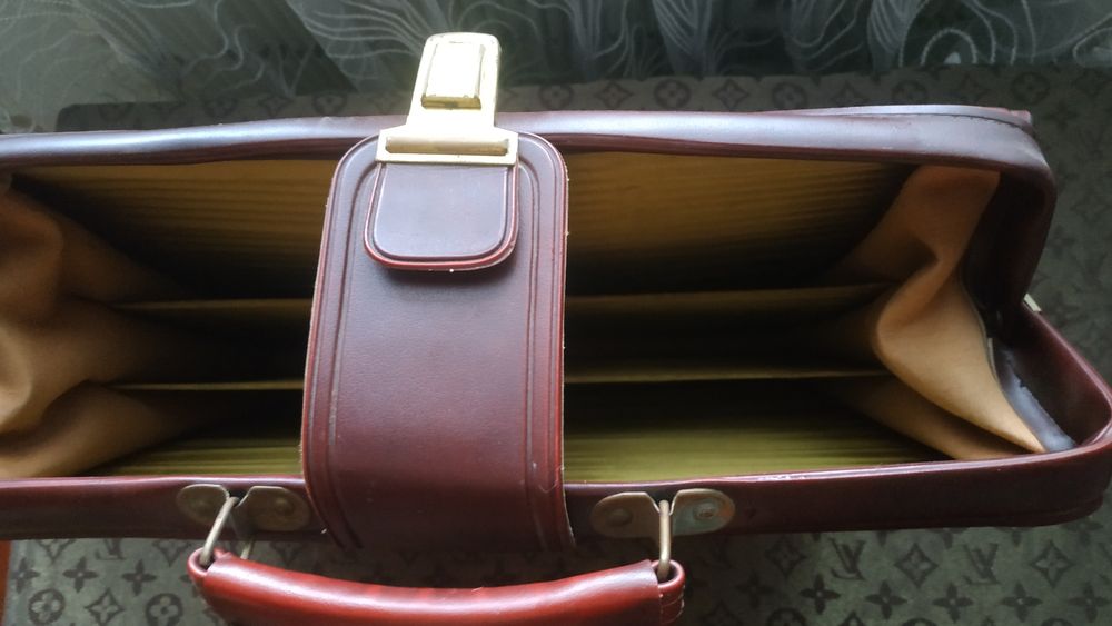 Продам портфель 330 Х 430 мм