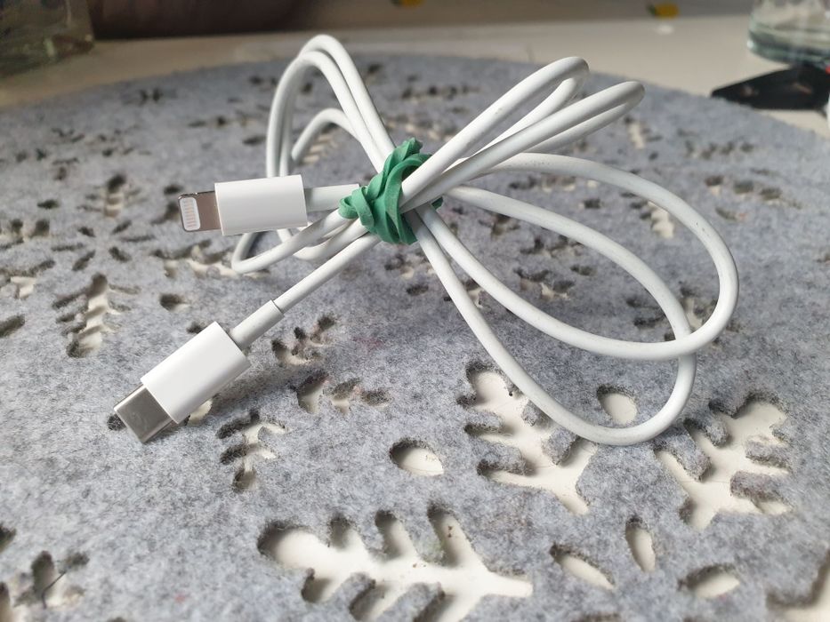 Kabel Apple z końcówkami USB-C oraz Lightning
