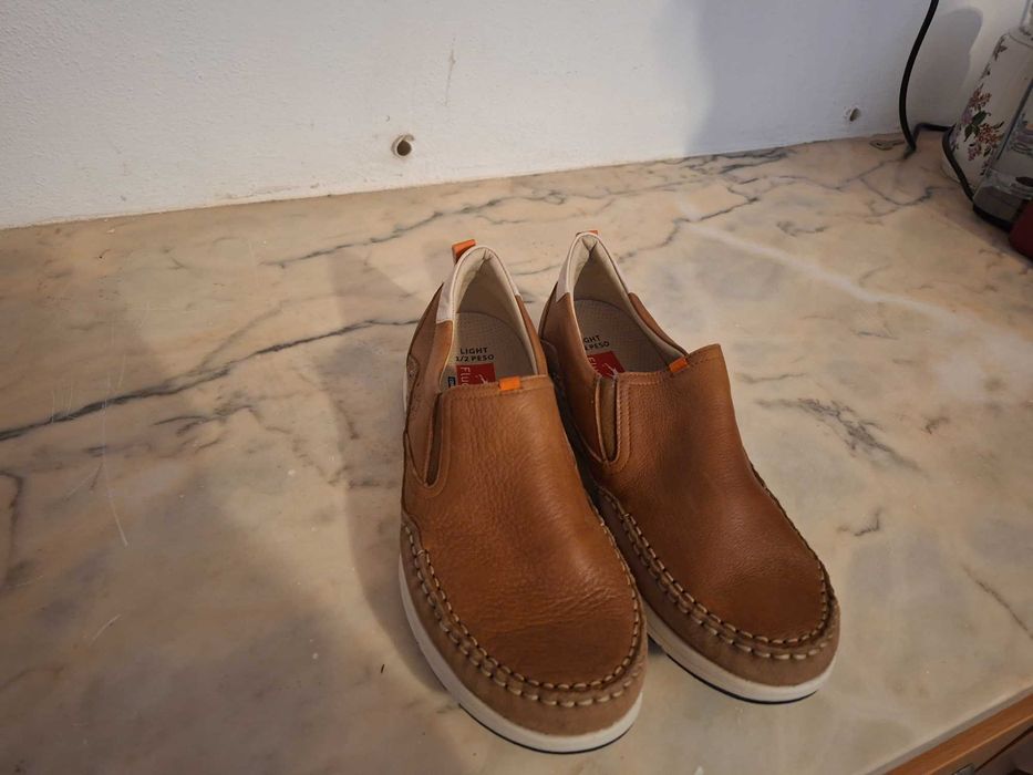 Sapatos Fluchos azuis e castanhos