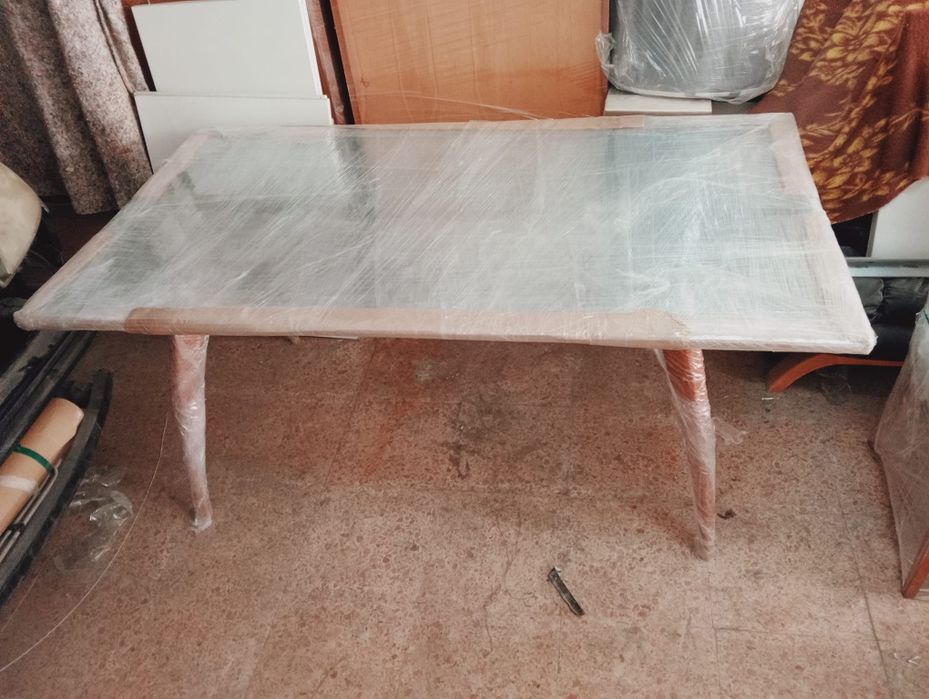 Mesa de jantar de madeira com tampa de vidro