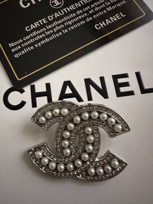 Broszka CC srebrna z perełkami