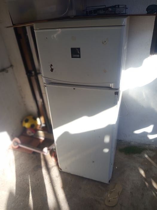 Vendo geladeira usada mais funcionando bem.