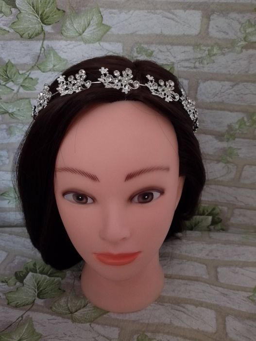 Opaska ślubna tiara zdobiona sztucznymi kryształkami