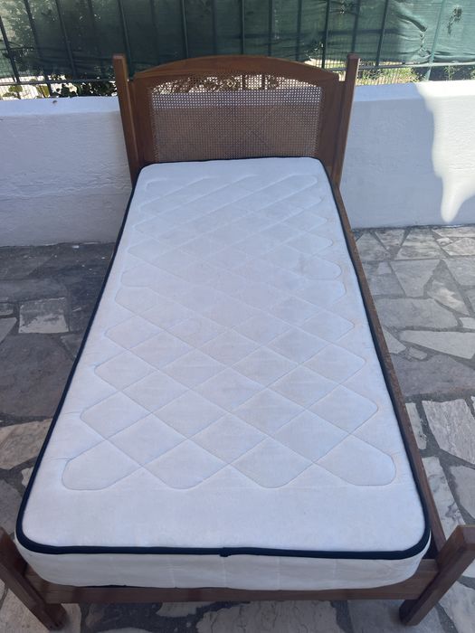 Cama de madeira e seu colchões