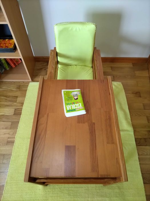 Cadeira de refeição de criança e secretária de estudo.