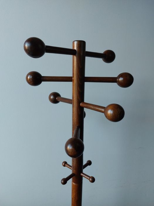 wieszak vintage proj. lata 70-te stojący drewniany