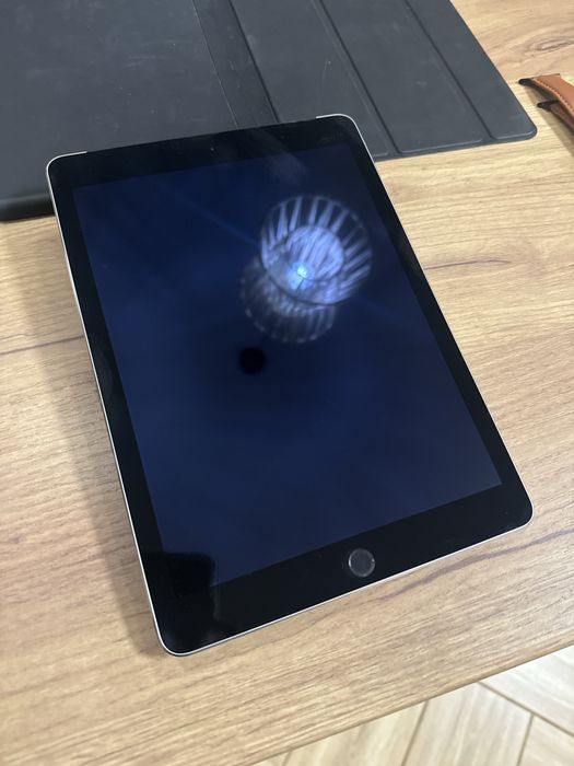 iPad Air 2 i Apple Watch series 8 45mm dodatki