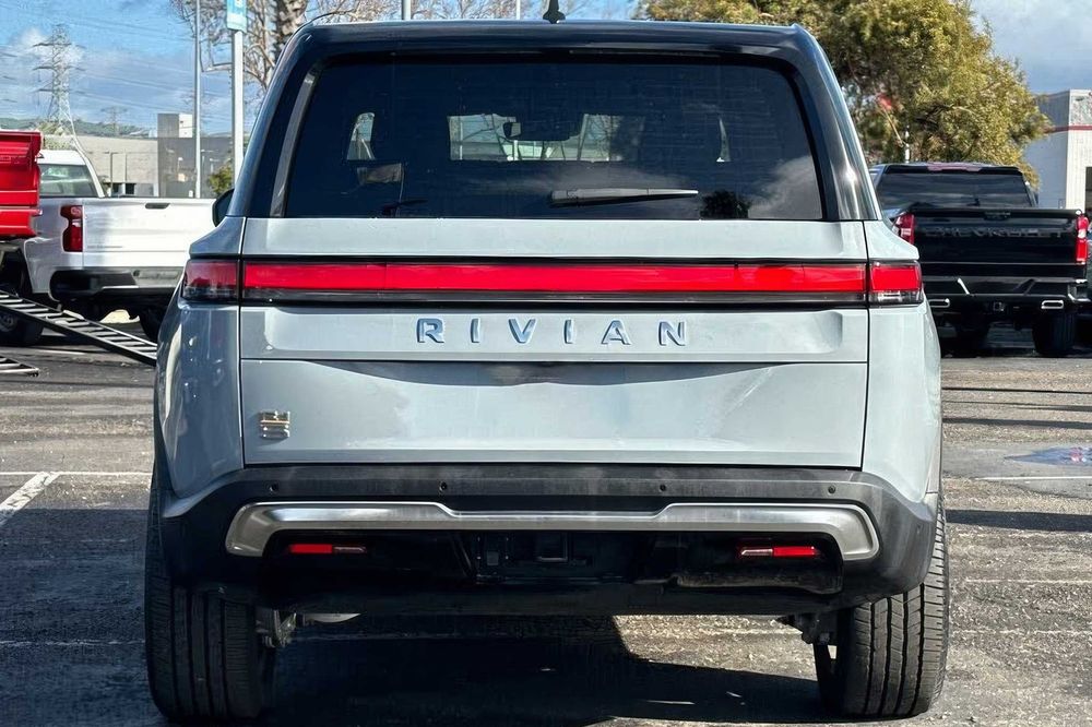 Rivian R1S Adventure Quad Motor      2023
