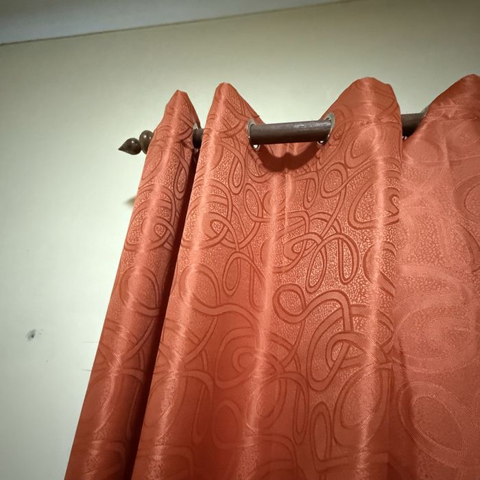 Cortinados laranja + varão