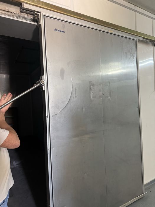 Porta câmara frigorifica - medidas: 2,40 altura 1,50 largura