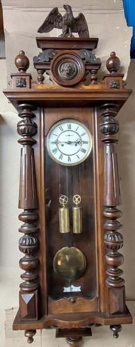 Piękny wagowy zegar.