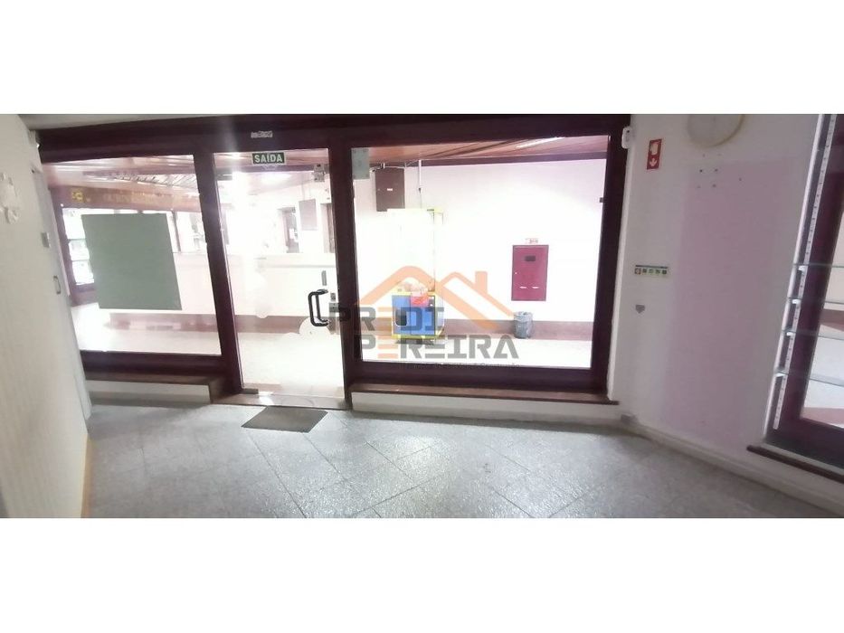 Loja disponível, situada no Centro Comercial do Chapim!