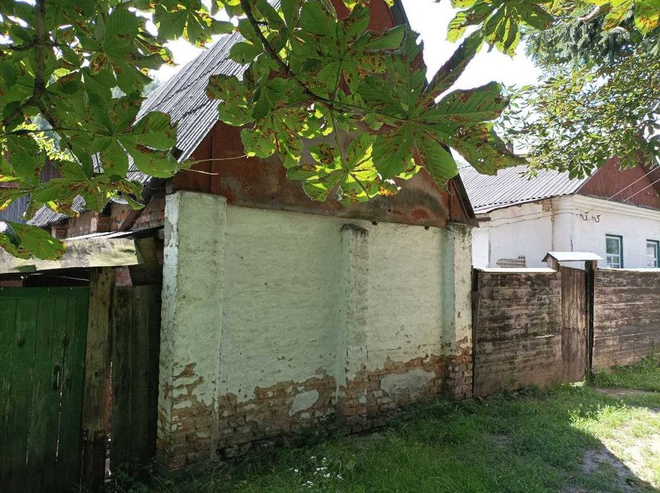 Продаж будинку в тихому місті.