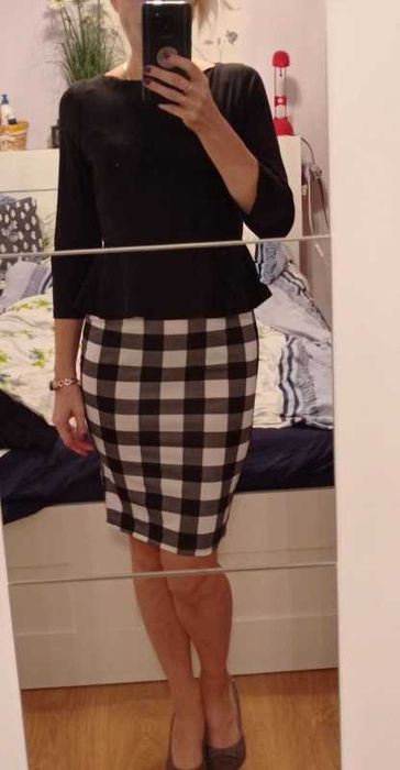 Elegancka sukienka czarno biała z baskinką M