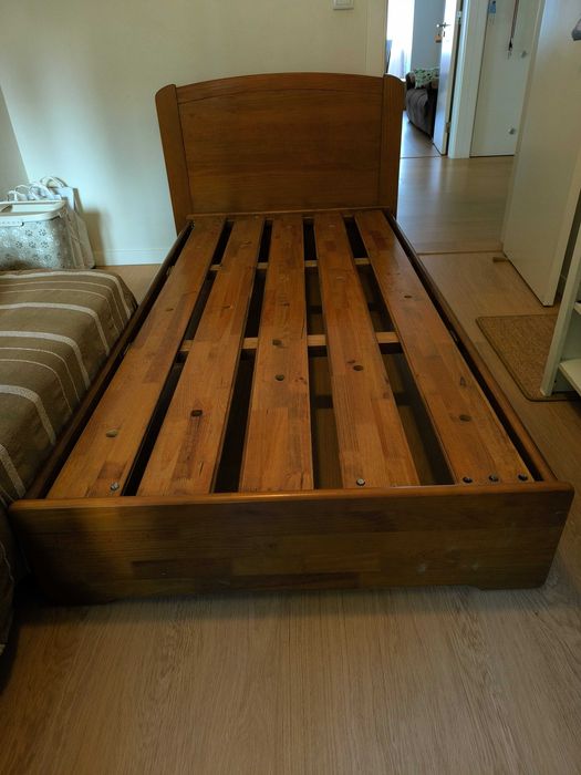 Cama individual em cedro