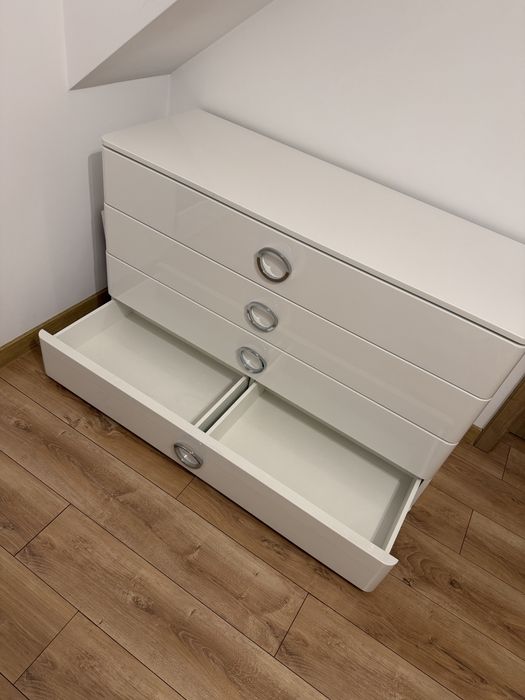 Sprzedam komodę z srebrnymi uchwytami