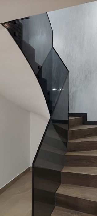 Стеклянная душевая кабина, перегородки перила,двери из калёного стекла