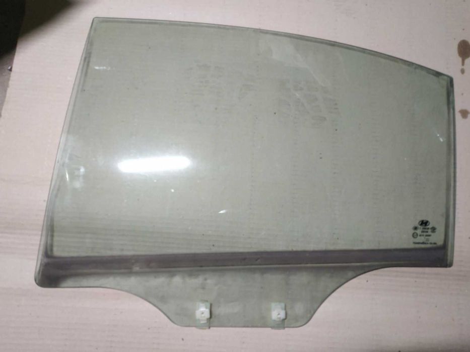 Скло задніх лівих дверей Хьюндай Акцент