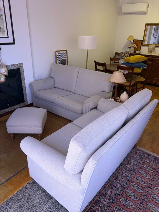 Conjunto de Sala: 2 Sofás de 2 Lugares + Banqueta/Puff (Tecido Cinza-Claro)