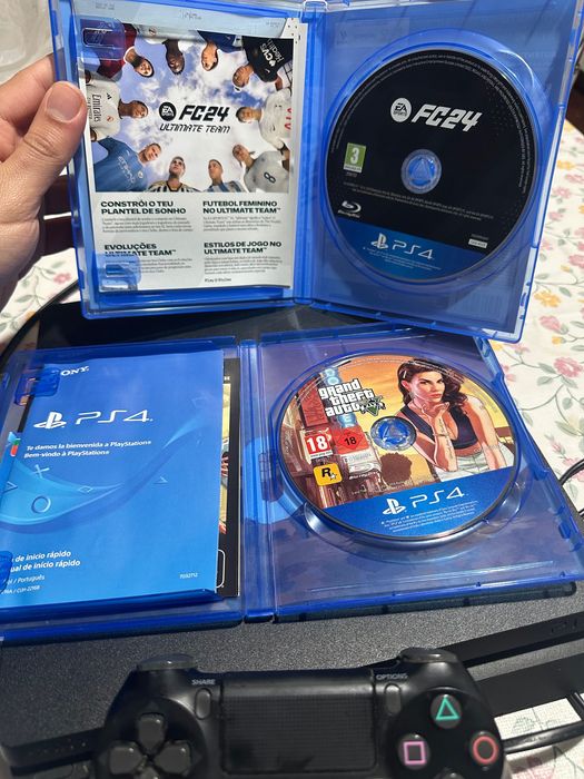 PlayStation 4 (1TB) com comando e 2 jogos