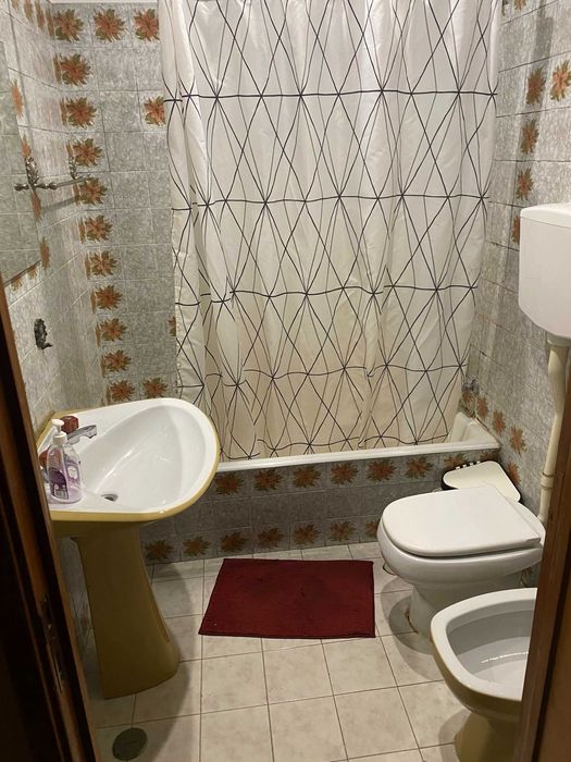 Alugo quarto individual mobilado junto ao Colombo