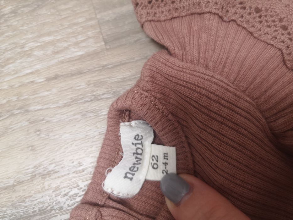 Prążkowane body z falbanką Newbie r 62