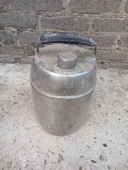 Емкость из пищевой нержавейки обьем около 8 літров. фляга